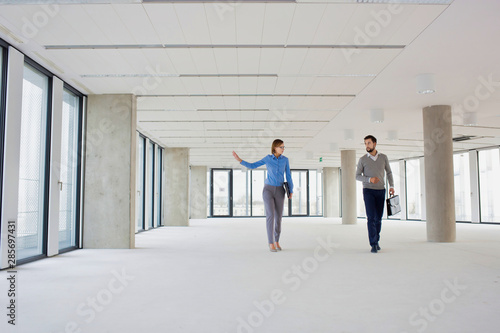 Business colleagues discussing interiors of new office  © moodboard