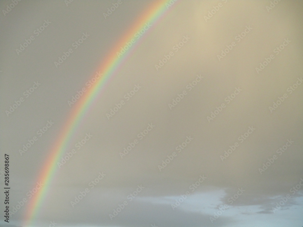 regenbogen mit wolkenloch regenbogen mit wolkenloch