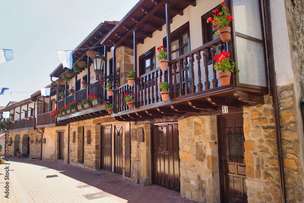Pueblo de Argoño y su arquitectura tradicional en Cantabria. España Pueblo de Argoño y su arquitectura tradicional en Cantabria. España
