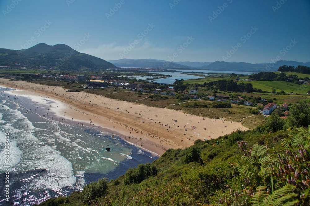 Playa de Trengandin desde el Monte Brusco. Noja, Cantabria, España.