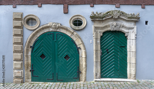 Alte Fassade mit zwei Türen mit barockem Steinportal - das Marx Hepp Steinhauer Portal mit Berufswappen in der Altstadt von Herrenberg, Deutschland photo