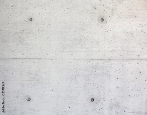 grey concrete wall.