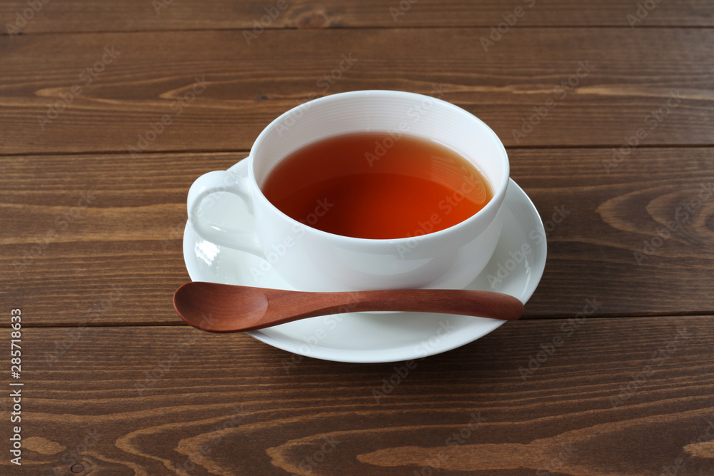 Obraz premium 紅茶 ホット ティー カップ 木のテーブル