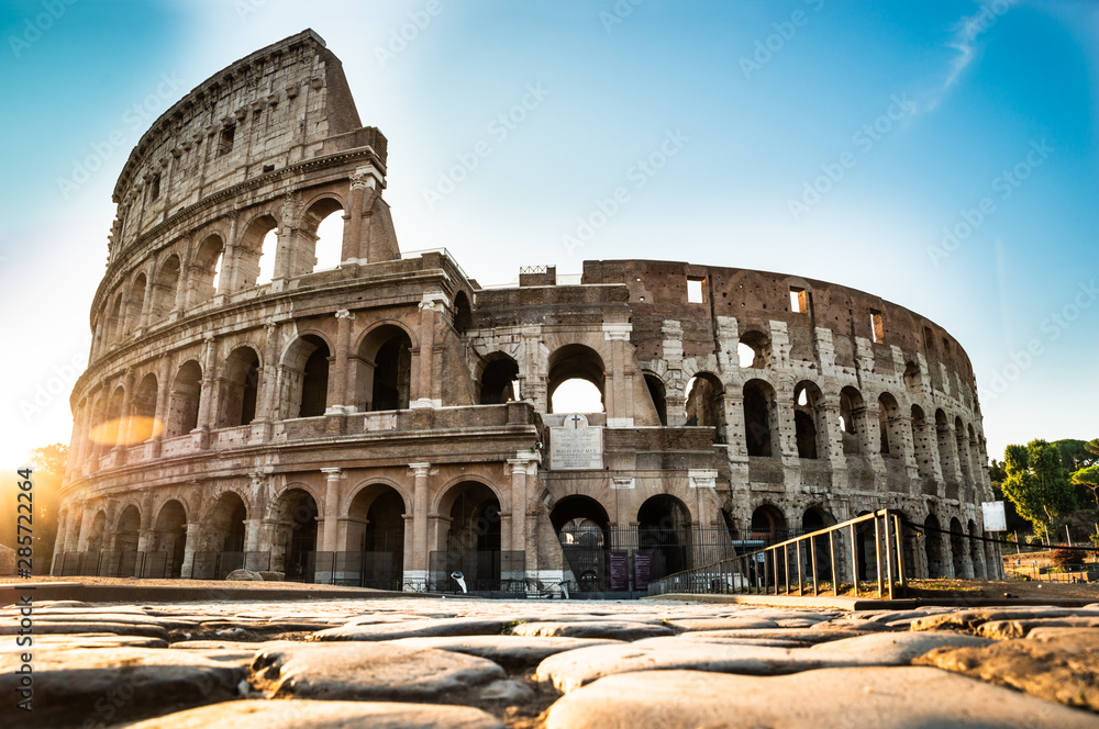 Fototapeta premium Colosseum At Sunrise In Rome, Italy