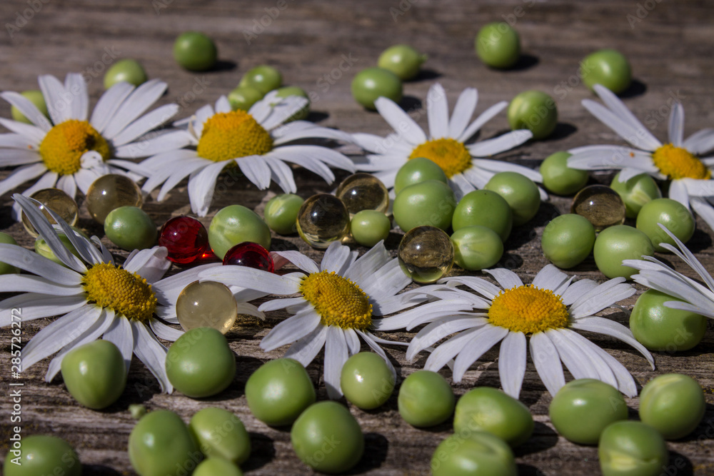 Chamomile green peas and vitamin capsules on an old wooden table Выделите текст, чтобы посмотреть примеры Chamomile green peas and vitamin capsules on an old wooden table Выделите текст, чтобы посмотреть примеры