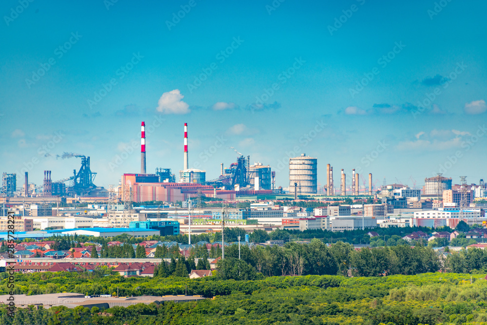 Obraz premium Industrial factories and nearby homes in Shanghai, China