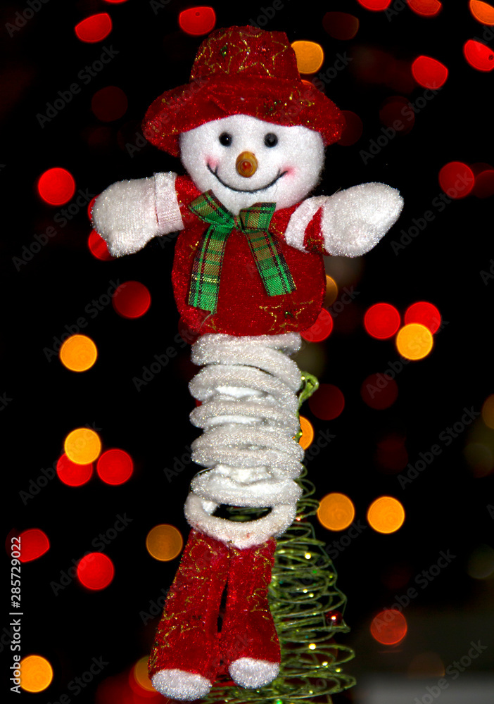 Muñeco de nieve vestido de navidad, adorno de árbol navideño, en fondo de  luces de colores. foto de Stock | Adobe Stock