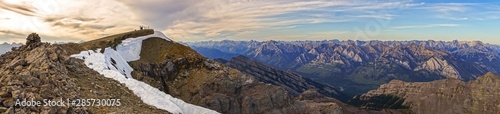 Szczyt góry Szeroki panoramiczny krajobraz Widok Dramatyczny zachód słońca Niebo Odległe szczyty Park Narodowy Banff Alberta Kanada