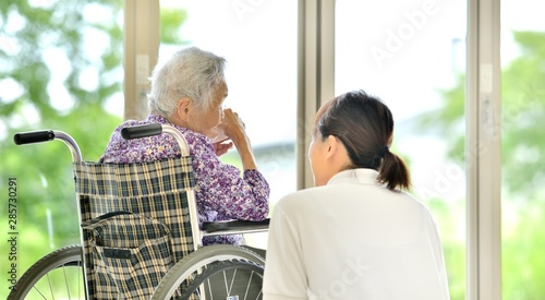老人介護施設・窓辺でくつろぐ母 photo