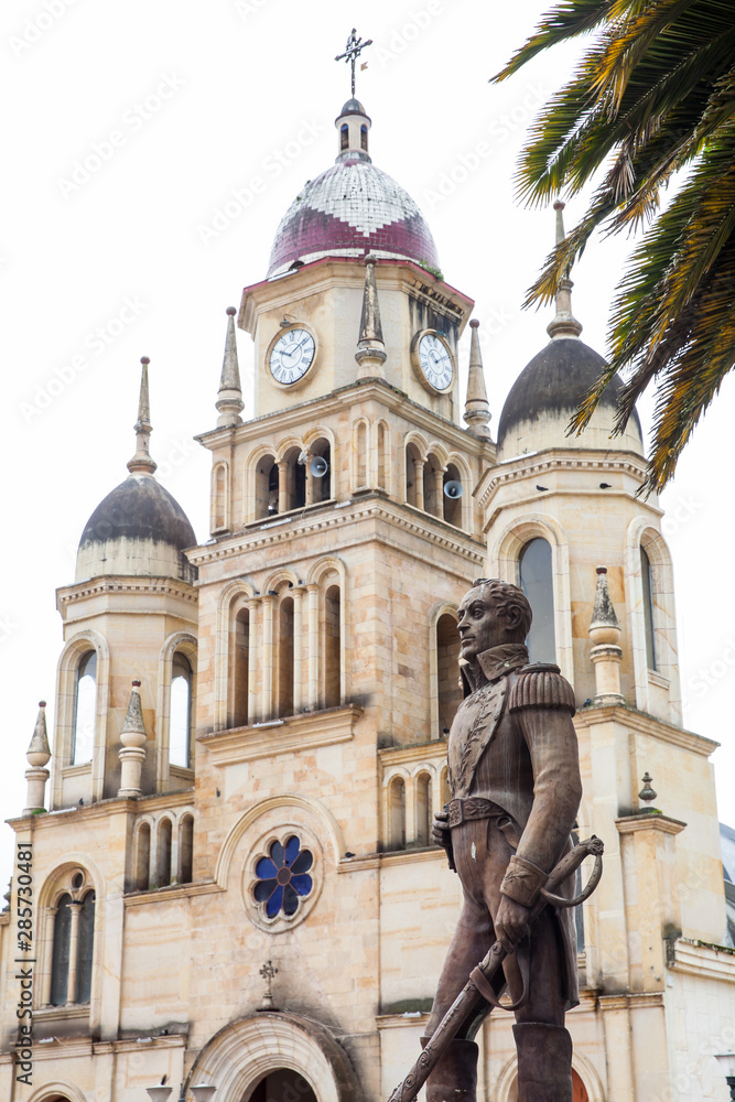 Obraz premium Monument to Simon Bolivar and the Parish Church of the small town of Ventaquemada in Colombia