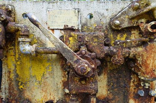テクスチャ― 錆びた金属製の機械とハンドル old lock on the door