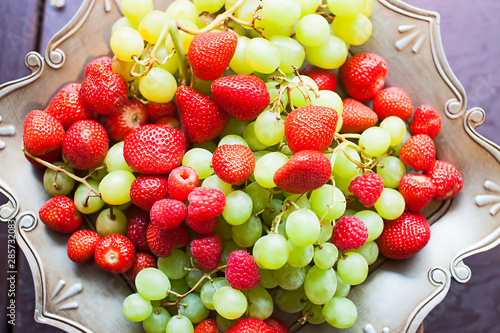 Fototapeta Naklejka Na Ścianę i Meble -  Erdbeeren und Trauben auf einem Teller