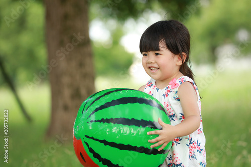 スイカのビーチボールで遊ぶ女の子 Stock Photo Adobe Stock