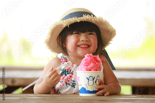 Naklejka かき氷を食べる女の子