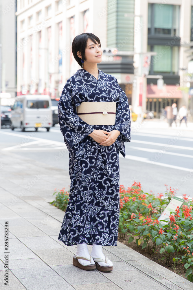 浴衣姿の黒髪女性