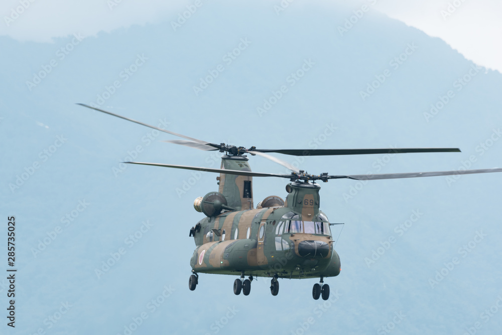 Fototapeta premium 飛行する陸上自衛隊のヘリコプター