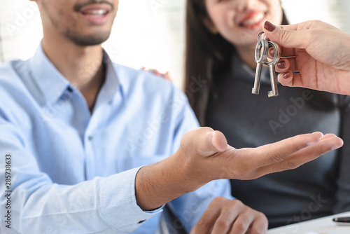 Couples who made signing real estate leases, acquiring key from the agent.