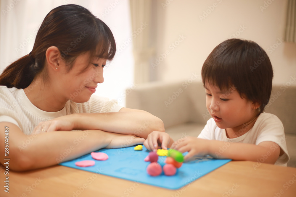 粘土で遊ぶ親子 粘土で遊ぶ親子