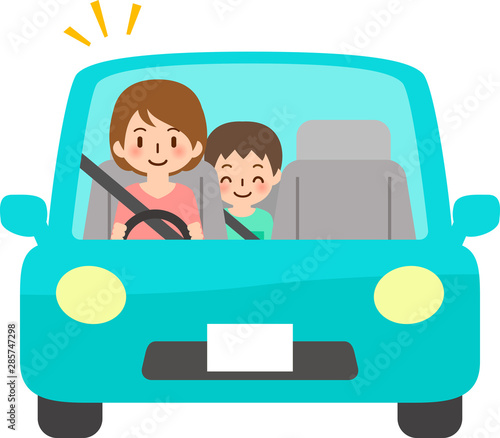 自動車を運転する女性と後部座席に座る男の子