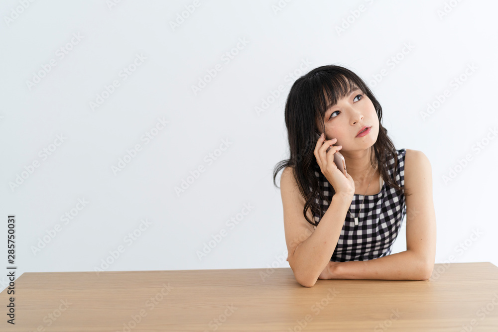 スマートフォンを使う女性 スマートフォンを使う女性