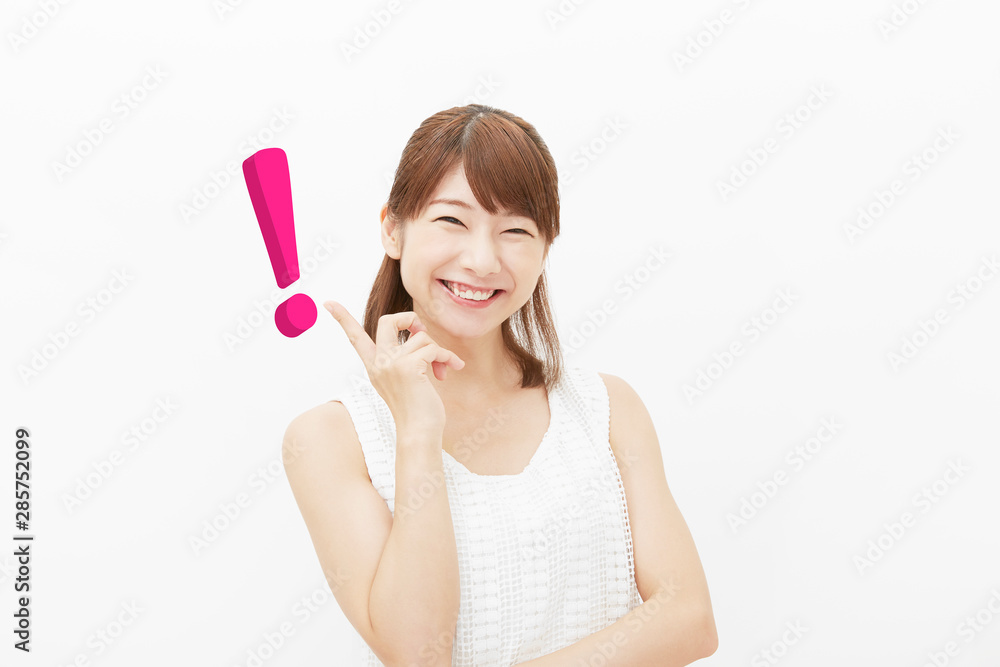 女性　白背景　ひらめき