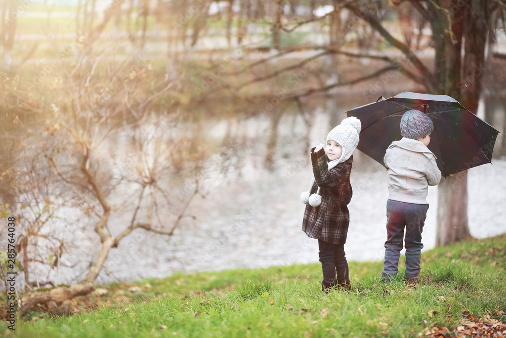 Children walk in the autumn park