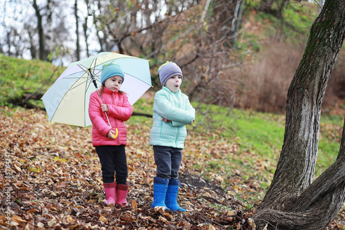 Children walk in the autumn park