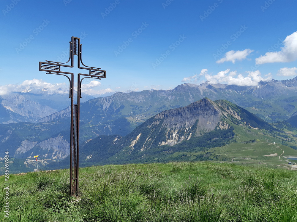 paysage de montagne avec crucifix  / Le Corbier