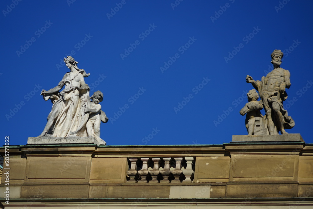 Obraz premium Dachfirst vom Neuen Schloss in Stuttgart