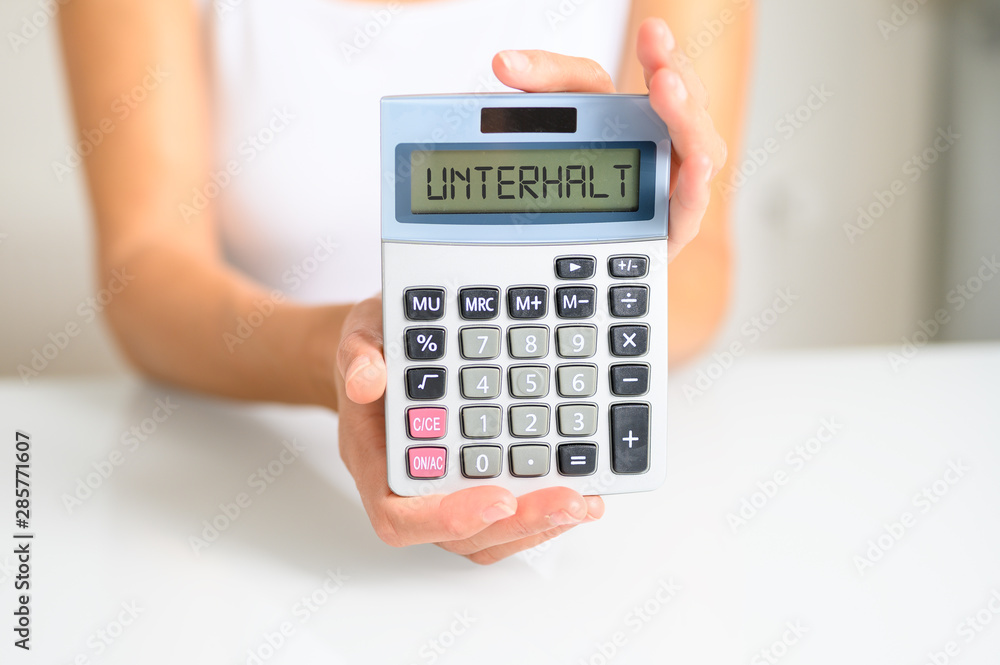 Frau mit Taschrechner und dem Schlagwort UNTERHALT