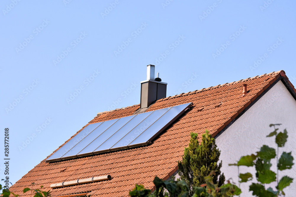 Hausdach mit Solarkollektoren