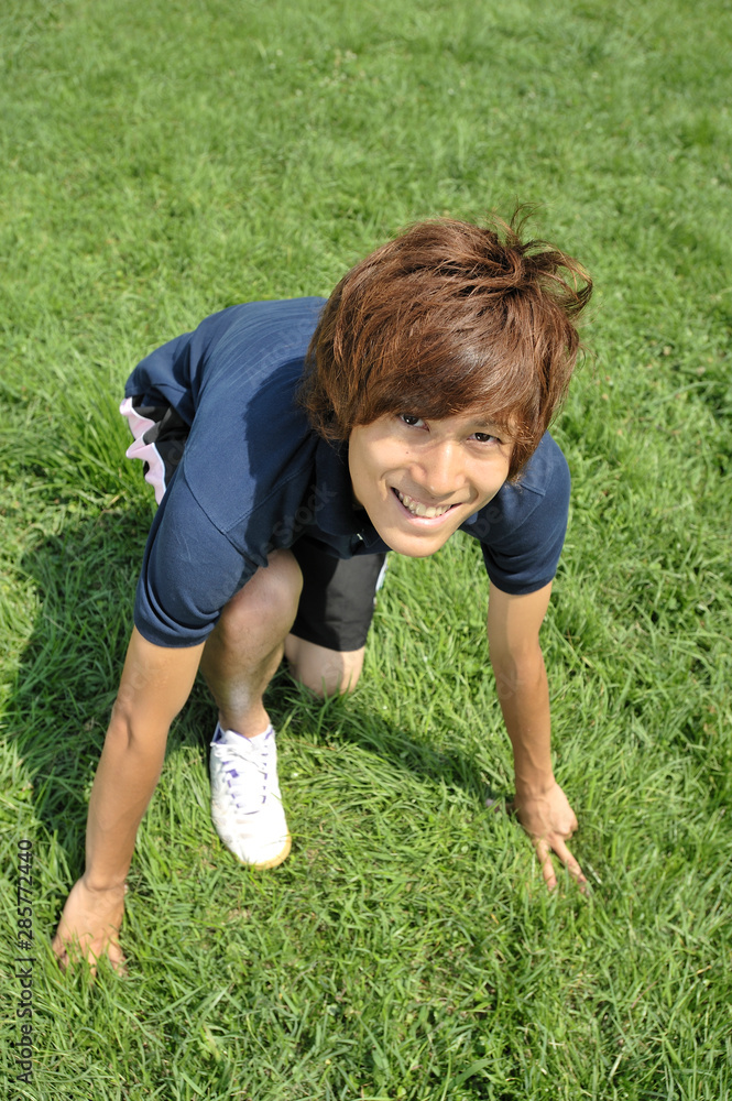 スタートの構えをする男性