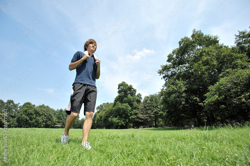 散歩する若い男性