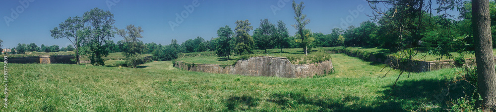vue panoramique de la couronne des remparts de la forteresse de Neuf-Brisach, forteresse alsacienne de Louis XIV et de l'architecte Vauban