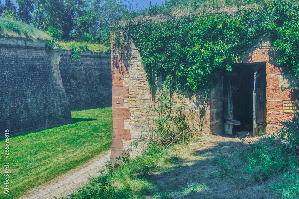 entrée du tunnel dans les fortifications de la forteresse militaire de Neuf-Brisach, vue d'en haut sur le fossé sec de la forteresse, forteresse de Louis XIV et de l'architecte Vauban entrée du tunnel dans les fortifications de la forteresse militaire de Neuf-Brisach, vue d'en haut sur le fossé sec de la forteresse, forteresse de Louis XIV et de l'architecte Vauban