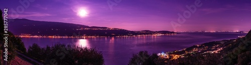 Wallpaper Mural Gardasee Panorama in Italien am Abend Torontodigital.ca