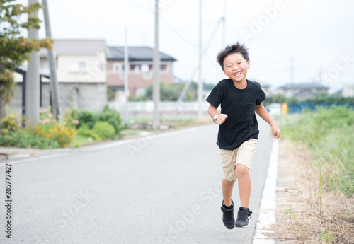 マラソンの練習をする男の子 © tatsushi