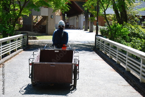 台車を引く人