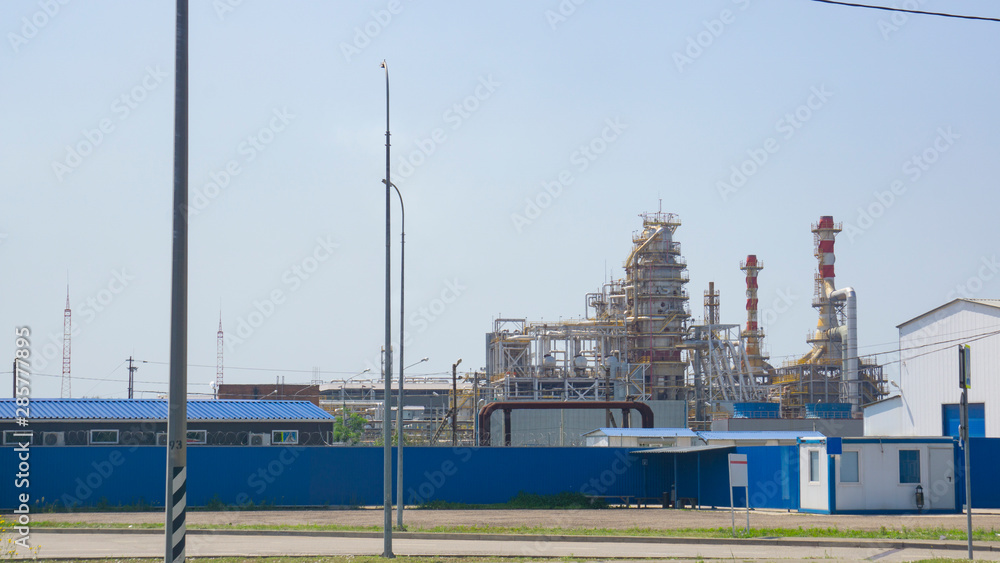 A plant for the processing of crude oil into petroleum products A plant for the processing of crude oil into petroleum products