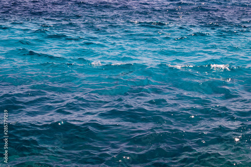 Meerwasser mit leichten Wellen