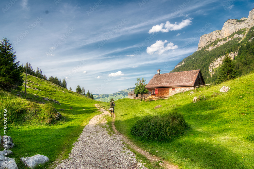 Fototapeta premium Wanderer in der nähe vom Seealpsee in Appenzell, Schweiz
