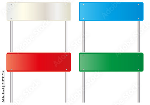 Señales de tráfico vacías de color blanco, azul, verde y rojo.