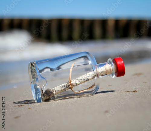 eine Flaschenpost am Strand gestrandet