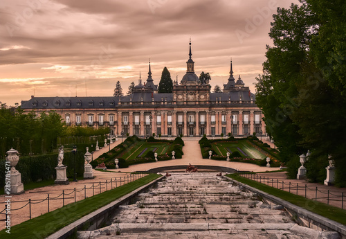 jardines publicos y fachada exterior del palacio de la Granja de San Ildefonso en Segovia, Castilla y Leon, España