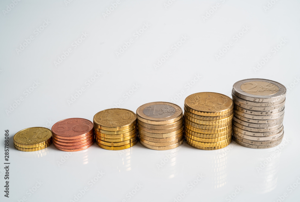 Euro coins in upgoing chart fom smallest to biggest amount or size.