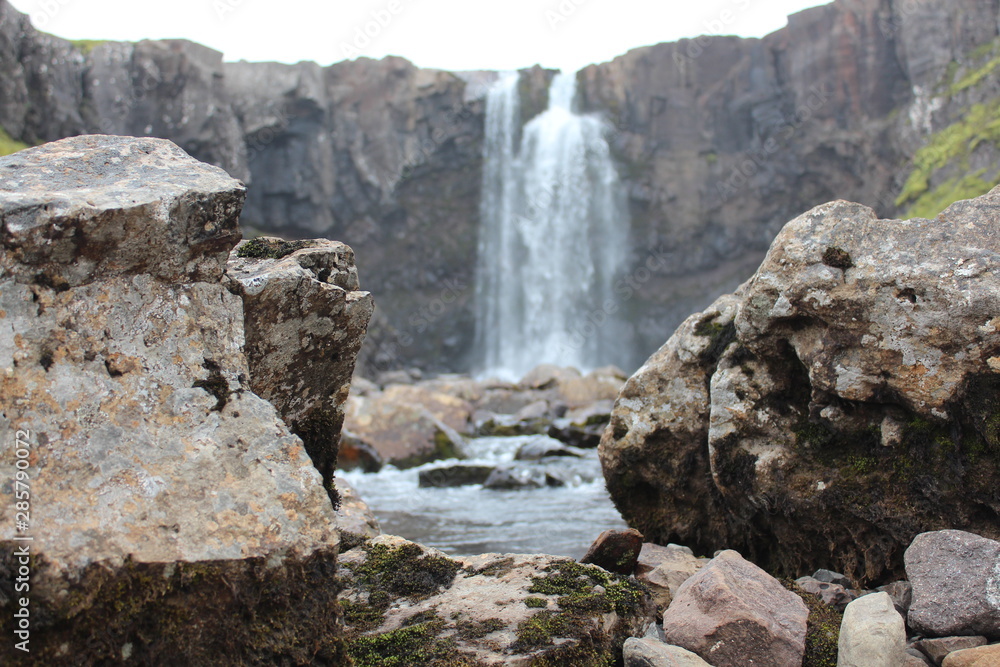 Wasserfall durch zwei Steine fotografiert