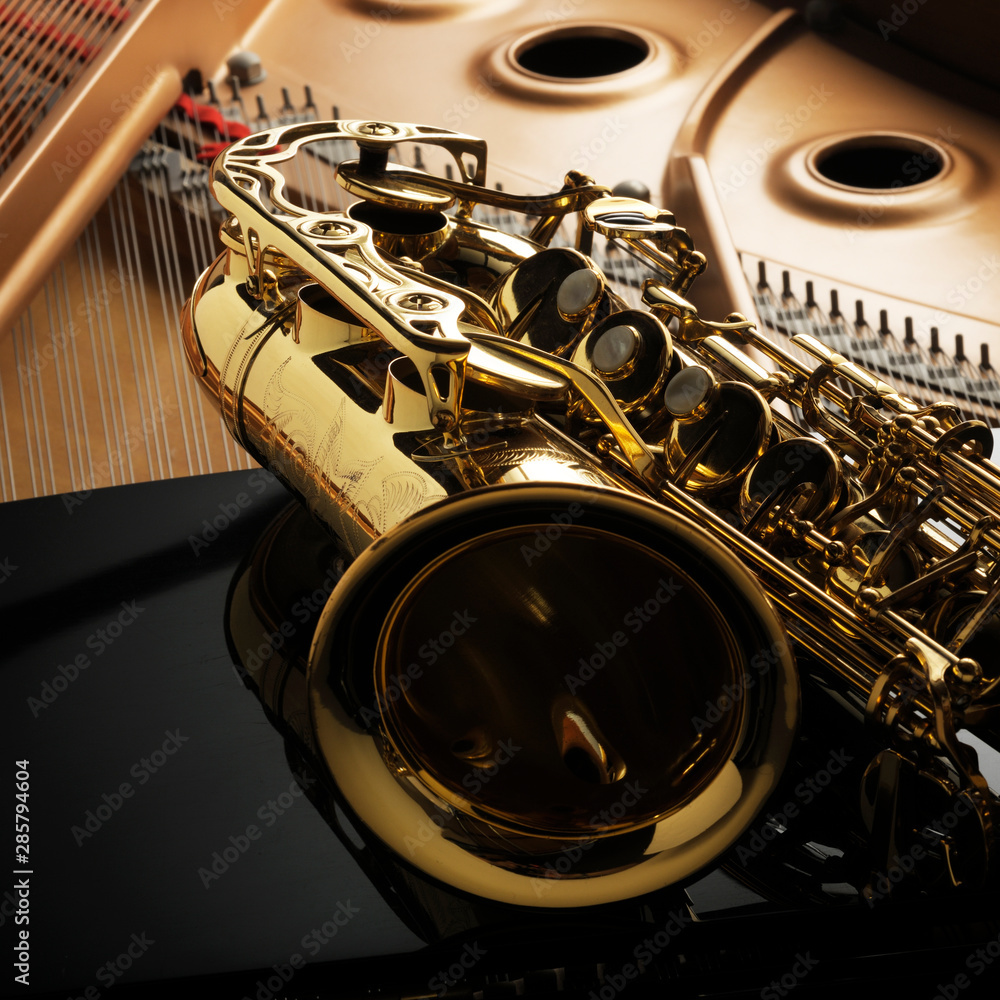 Obraz premium saxophone and piano
