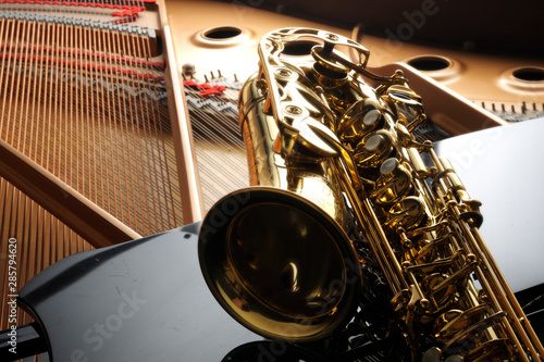 Wall Mural saxophone on grand piano
