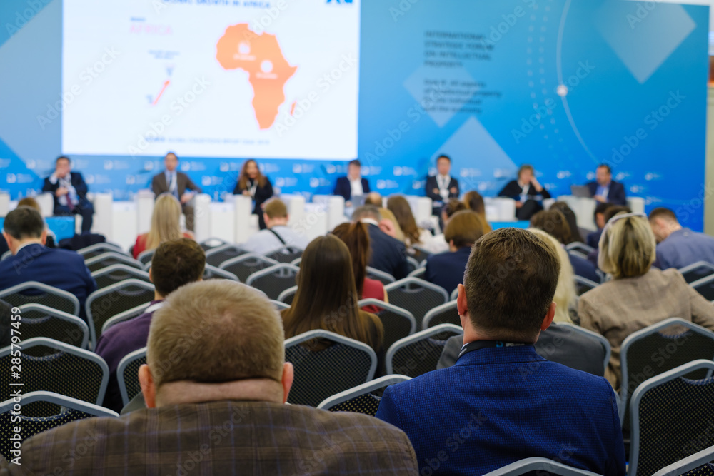 Obraz premium Business conference participants listen to lecturer