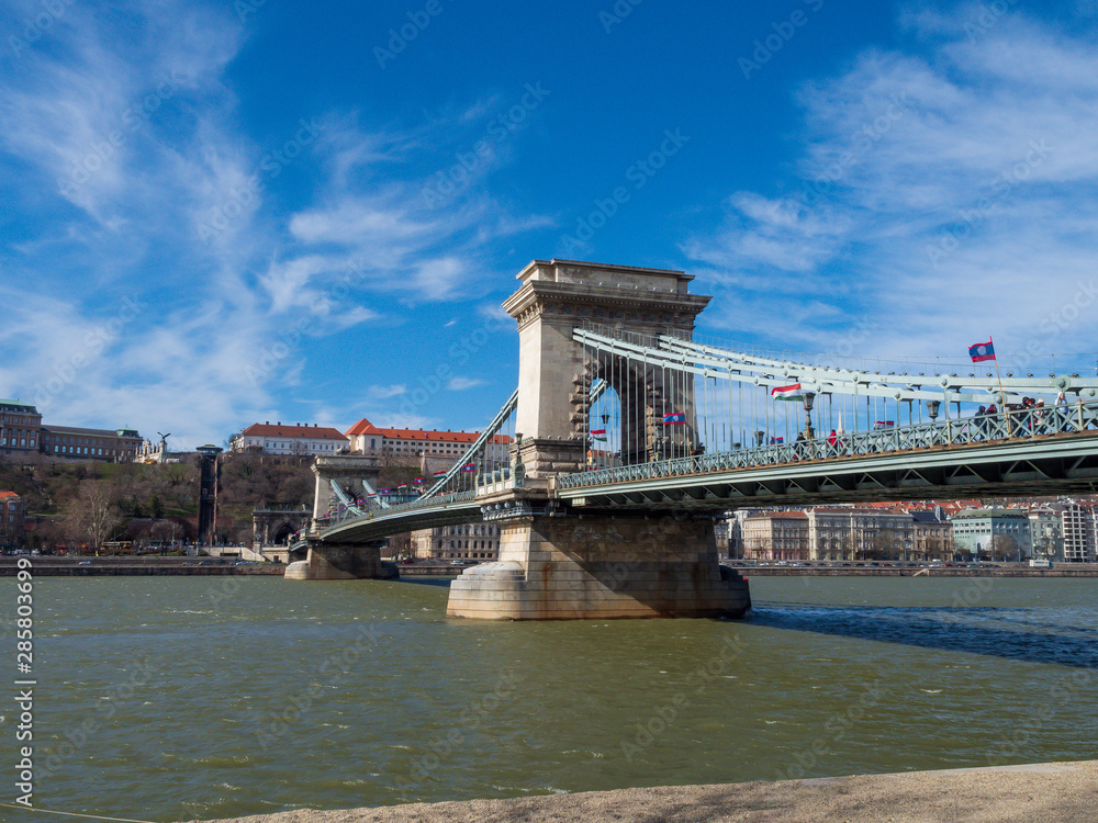 Obraz premium The Széchenyi Chain Bridge is a suspension bridge that spans the River Danube between Buda and Pest, the western and eastern sides of Budapest, the capital of Hungary